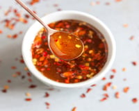 O acompanhamento perfeito para o frango frito: esse molho picante caseiro é fácil de fazer e rende muito