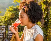 Pra não reter líquido no calor: esse suco com apenas 3 ingredientes vai salvar seu corpo nos dias quentes de verão