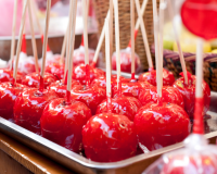 Com quantos anos você descobriu que a maçã do amor perfeita depende do tipo da fruta? Muitos cometem esse erro nas festas juninas!