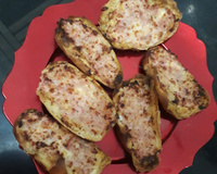 Pão com linguiça e queijo