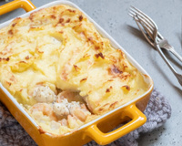 Escondidinho de camarão com purê de mandioca cremoso