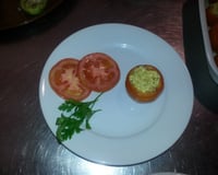 Tomate recheado com ricota temperada