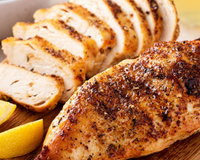 A maioria faz errado: veja como salgar peito de frango do jeito certo para não ressecar