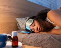 Pessoas que deixam luz acesa pela casa têm 4 traços de personalidade que dizem muito sobre elas