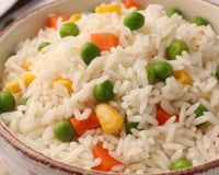 Especialistas concordam: "Para um arroz branco perfeito, não use água, mas sim 3 dentes de alho, 2 folhas de louro e caldo caseiro"