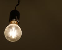 O que significa quando a lâmpada LED continua meio acesa mesmo depois de desligar o interruptor?