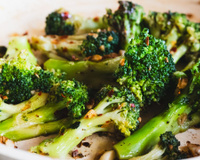 O brócolis mais gostoso e crocante é feito com shoyu, cebola em pó e pimenta caiena: confira o passo a passo