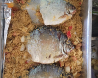 Pacu recheado com farofa molhada