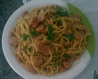 Macarrão com salsicha e creme de leite