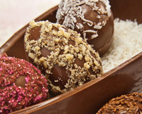 Cesta de ovo de chocolate com ovinhos variados