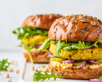 Hambúrguer caseiro de grão-de-bico cheio de proteína: receita fácil para variar o cardápio da semana