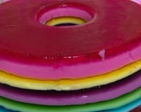 Gelatina colorida em camadas