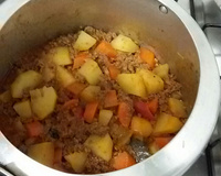 Carne moída refogada com legumes