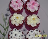 Cupcakes Red Velvet (veludo vermelho) com frutas vermelhas e chantilly