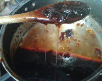 Calda de ameixa e uva passa ao vinho