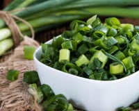 Quem não deve comer cebolinha? Este vegetal comum na cozinha tem benefícios, mas não é adequado para todos