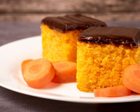 Nem ovo, nem leite: esse bolo de cenoura fofinho e molhadinho vai se tornar o seu favorito, a receita é muito fácil!