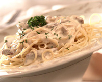 Massa ao Molho de Philadelphia com Tiras de Alcatra