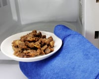 A carne ficou borrachuda ao aquecer no micro-ondas? Você provavelmente está cometendo esse erro comum