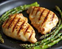 O ingrediente secreto para deixar seus peitos de frango grelhados mais macios e suculentos