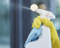 Faça você mesmo: receita de limpador de janelas com 2 ingredientes vai deixar o seu vidro brilhante e sem manchas