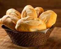 Nem no saco de papel, nem no saco plástico: esse é o jeito certo para armazenar o pão francês