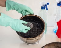 Todos nós temos uma dessas na cozinha, e elas são uma mão na roda para limpar louça queimada, a panela vai brilhar por dias!