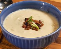 Parece do Outback: o truque do TudoGostoso para a sopa de batata com bacon ficar cremosa e aveludada que nem a do restaurante famoso