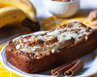 É só misturar banana, ovo e cacau: esse bolo de banana rápido e caseiro parece de padaria