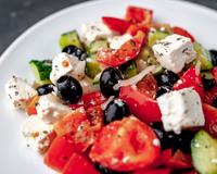 Salada grega com feta para variar o cardápio: como fazer a deliciosa e tradicional choriatiki