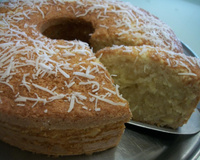 Bolo de mandioca com coco