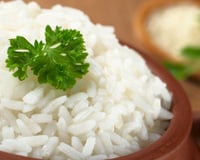 Os chefs espanhóis concordam: "O arroz branco não se faz com água, mas sim com 3 dentes de alho, 2 folhas de louro e um bom caldo caseiro."