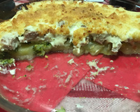 Brócolis com batata e pernil suíno gratinado