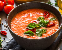 Os cozinheiros do 'MasterChef' concordam: "O gaspacho não deve conter creme de leite, mas sim 1 kg de tomates, 1 pepino e 50 ml de azeite."