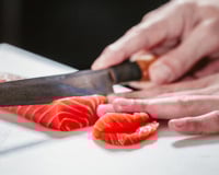 Os mestres do sushi já sabem disso há muito tempo: mergulhe a faca em água fervente e o seu filé de peixe vai parecer prato de restaurante chique