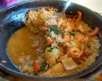 Arroz tamborilado na panela de barro