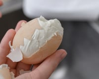 Chefs recomendam: "Para evitar que os ovos cozidos se quebrem ao descascá-los, não use sal nem vinagre; é melhor cozinhá-los no vapor."