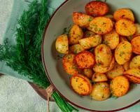 Nem a sua mãe sabia disso: como fazer batatas douradas, crocantes e perfeitas em tempo recorde (sem fritura ou airfryer!)