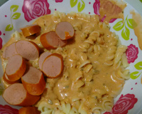 Macarrão com salsicha e creme de leite