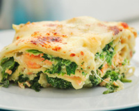 Lasanha de salmão e espinafre para variar o cardápio: receita parece de restaurante, mas é muito fácil de fazer