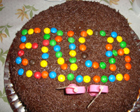 Bolo de chocolate com recheio de beijinho e pêssego