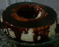 Pudim de coco com cobertura de chocolate