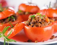 Tomates recheados com carne moída e arroz: o jantar de forno perfeito para noites frias e preguiçosas