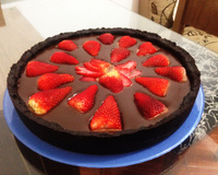 Torta de biscoito de chocolate recheado de baunilha, chocolate e morangos