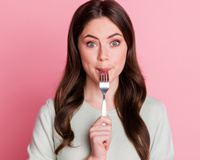 12 alimentos que deixam você com fome: descubra por que e o que comer no lugar