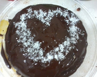 Bolo de chocolate com cobertura de chocolate e recheio de coco