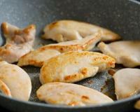 Adicionar vinagre à frigideira ao fritar peito de frango: para que serve e por que é recomendado