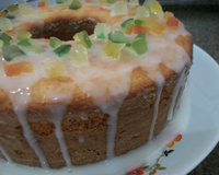 Bolo de limão com frutas cristalizadas