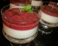 Creme de iogurte com calda de morango