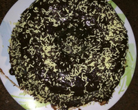 Bolo de chocolate de microondas com calda de falso brigadeiro